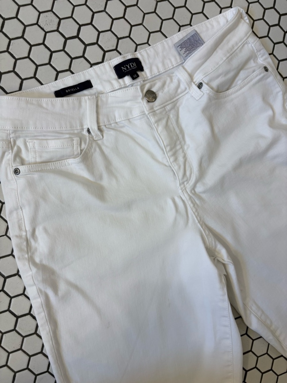 NYDJ White Brielle Denim Shorts. Longer leg. Size 12 - Picture 6 of 12